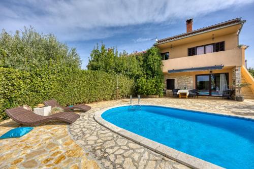 Sveti Lovrec House | Holiday house Marinela with Private Pool and Fenced Garden