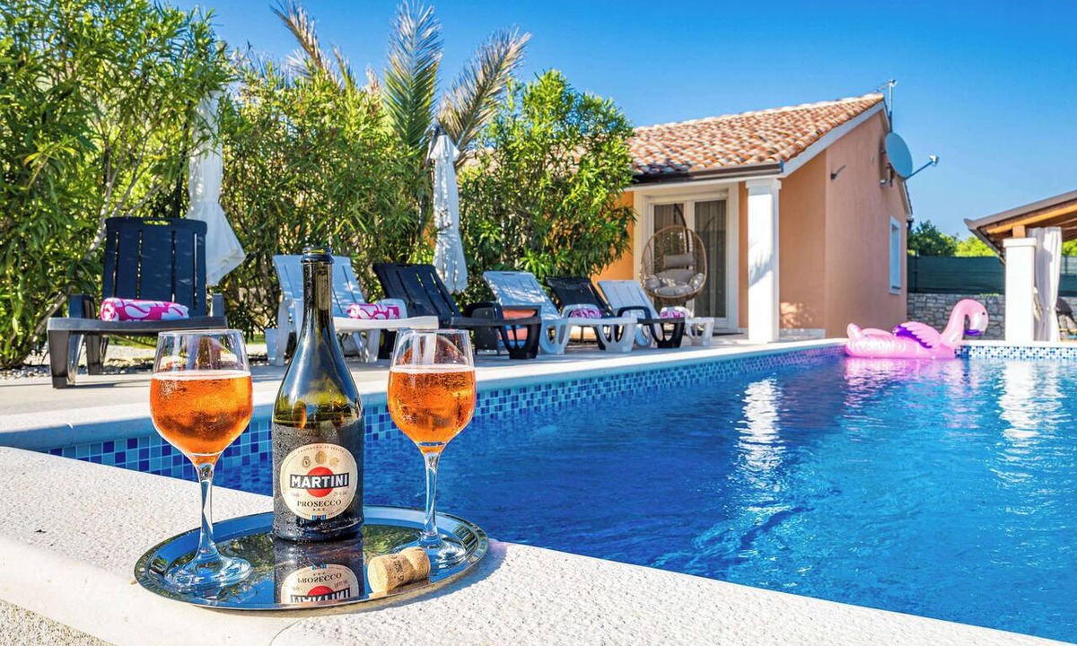 Orihi House | Holiday House Nives with pool and playground