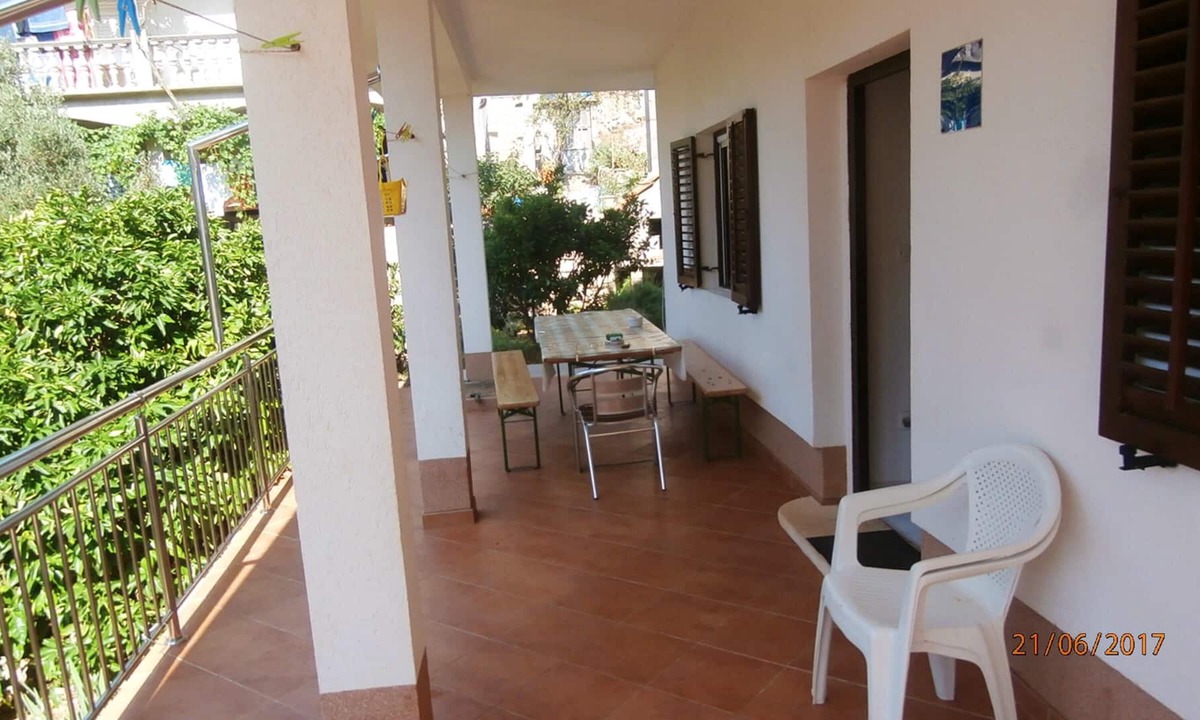Gdinj Apartment | Homerez - Beautiful appartement for 8 ppl. with garden and terrace at Gdinj