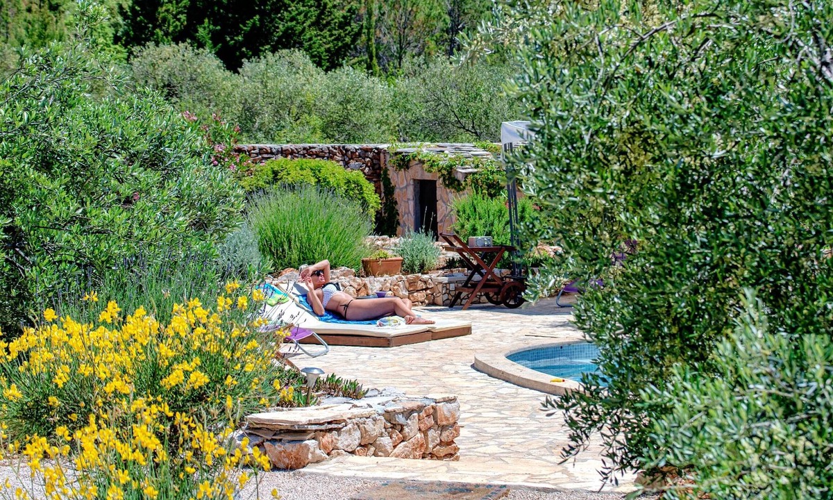 Cove Basina (Jelsa) House | Homerez - Beautiful house 1 km away from the beach for 6 ppl. with swimming-pool