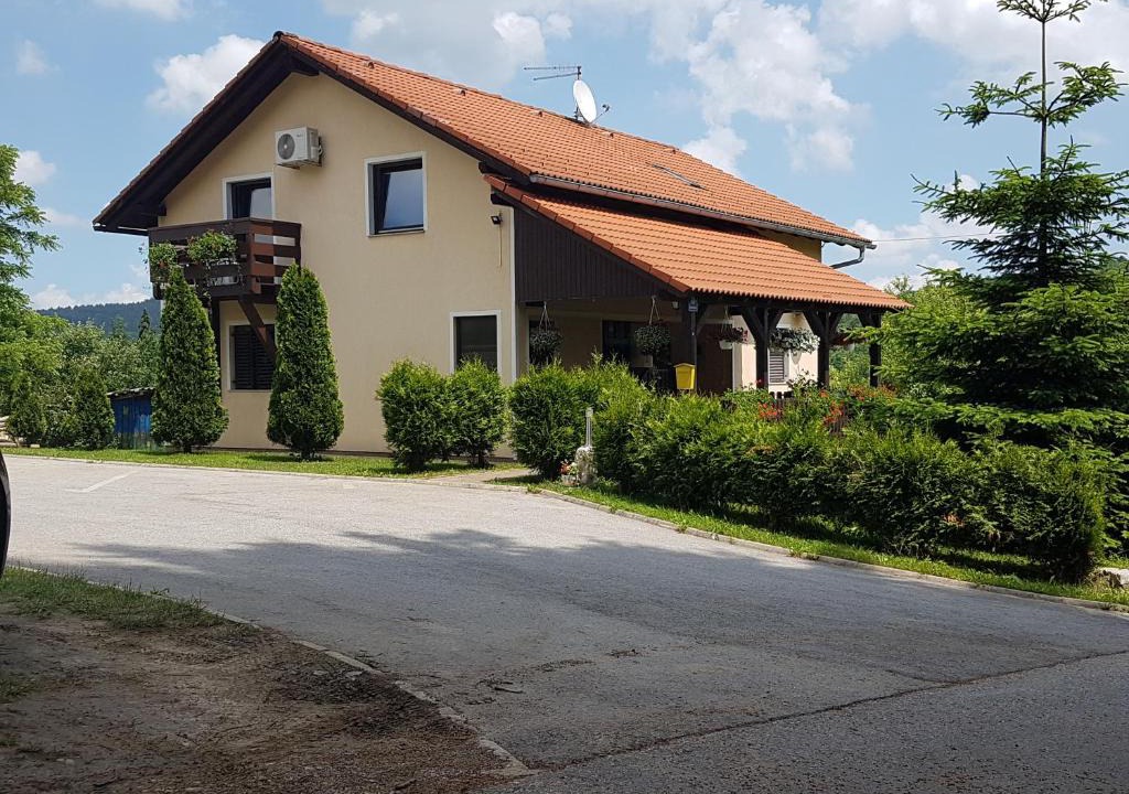 Rakovica Apartment | House Petra