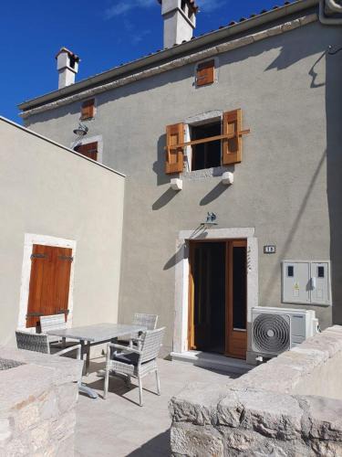 Ustrine Apartment | House Tuna