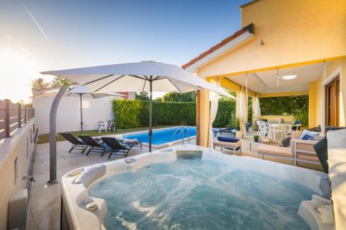 Pinezici Villa | House with pool and whirlpool