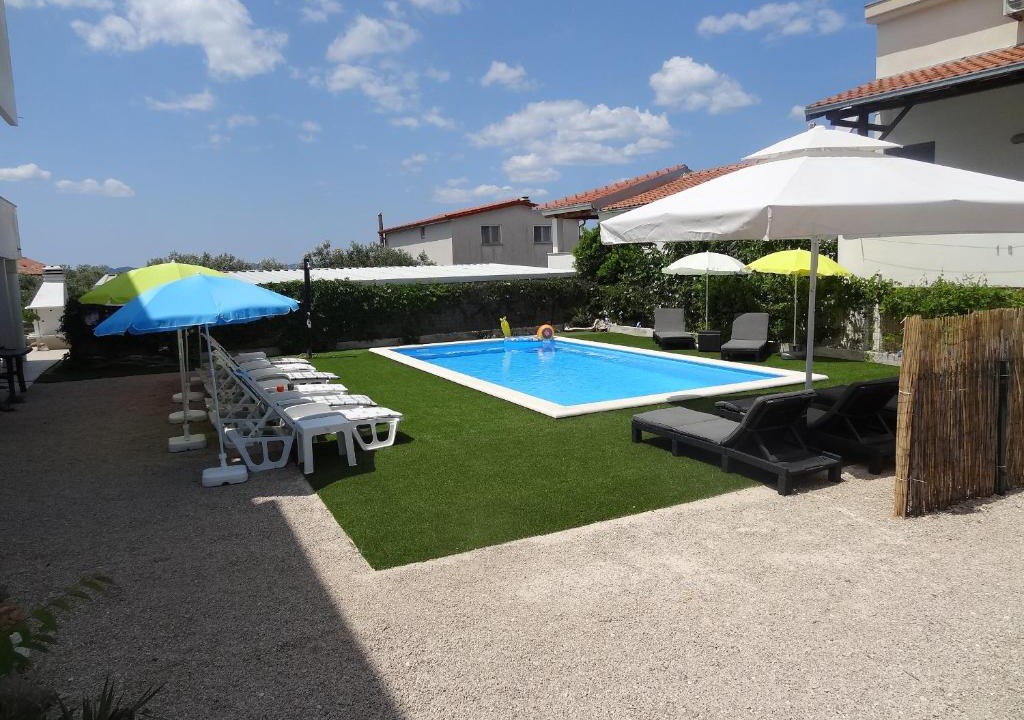 Zdrelac Apartment | Ilsad apartments - Apartment with pool 80 meters from sea - Great location