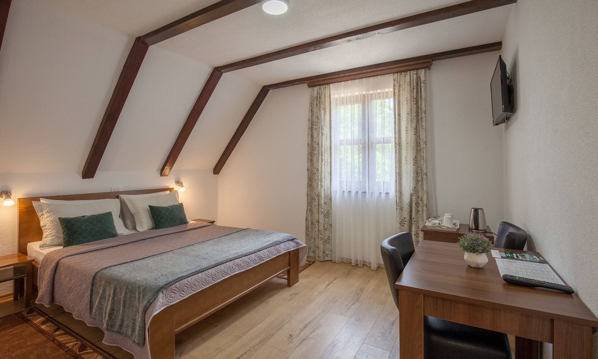 Jezerce Bed & Breakfast | Imperial house