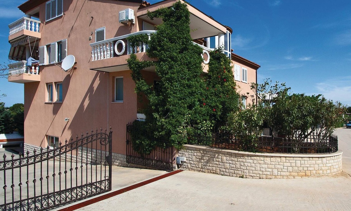 Galizana Apartment | In a quiet part of Galizana, between family houses, are these newly furnished apartments.