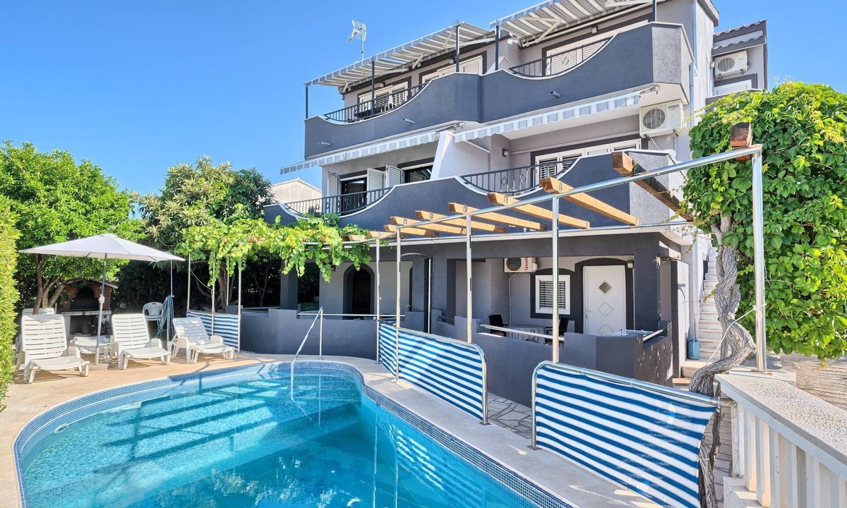Businci Apartment | in Okrug Gornji mit Grill, gemeinsamem Pool und Garten und Meerblick by Interhome