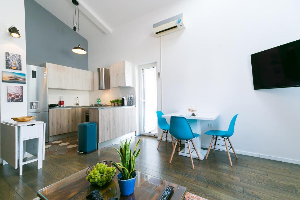 Gulici Apartment | Industrial style 2 Bedroom Apt 3 min from the beach!