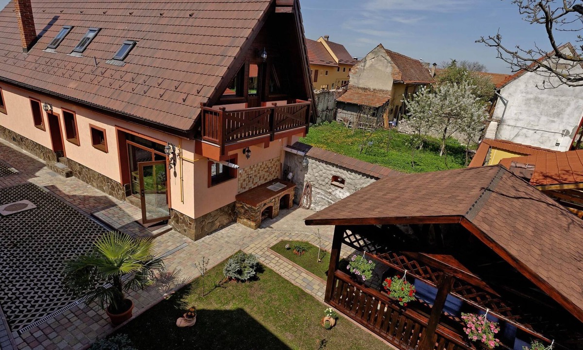 Vladeni House | Kürzlich in eine Ferienvilla konvertiertes (2010), umfriedetes Haus aus der Sac by Interhome