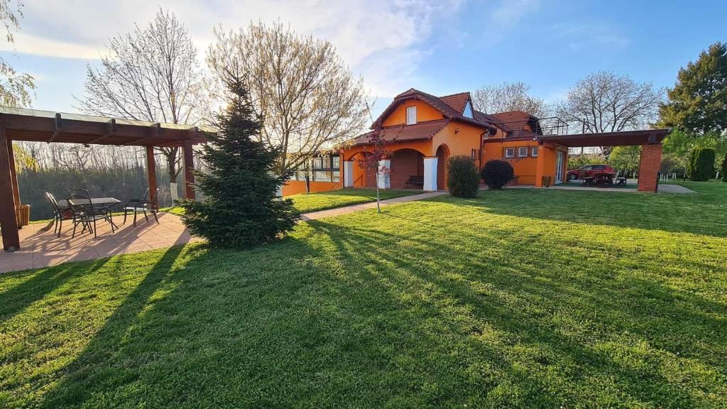 Nustar House | Ladanjska Kuca Maras