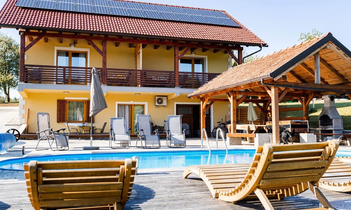 Metlika House | Lahinja & Kolpa River Apartment bis zu 4 Prs, Beheizter Pool, Sauna, Jakuzzi