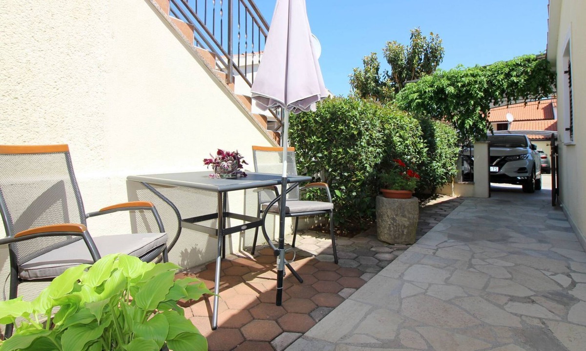Brulo Apartment | Light-filled apartment just 400 metres from the beach with sea views, WiFi, air conditioning