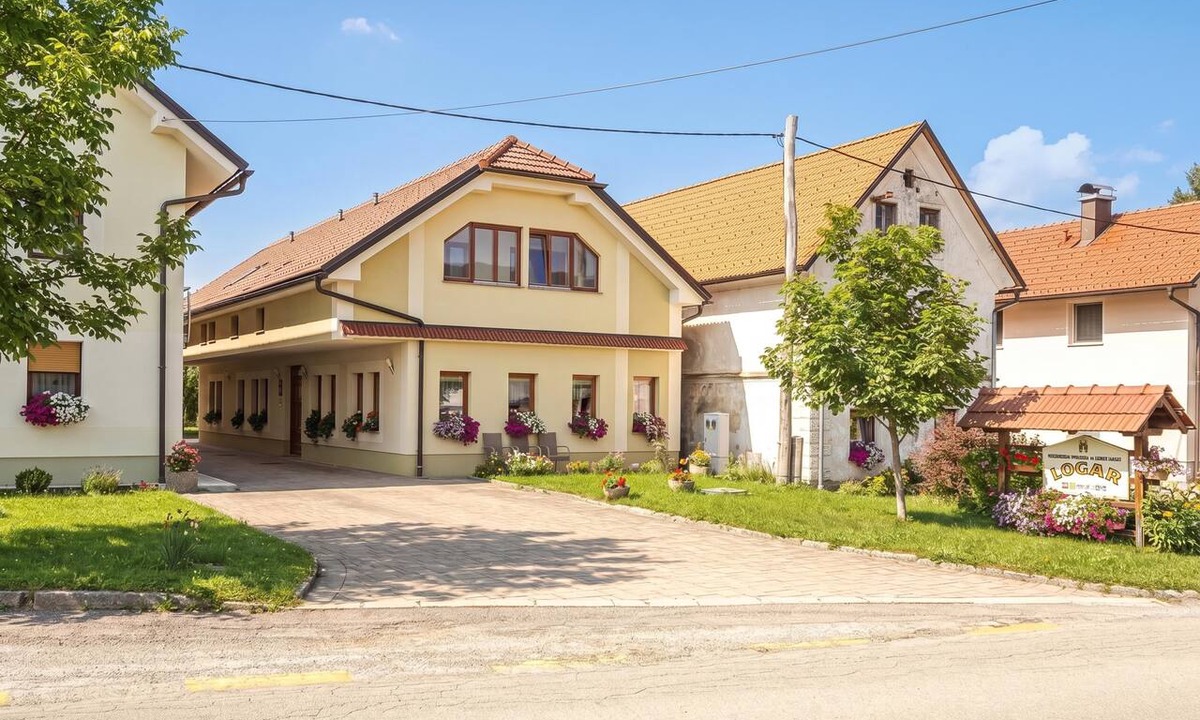 Zerovnica Hotel | Logar Farm Stay near Lake Cerknica - R5, Grahovo, Slovenia