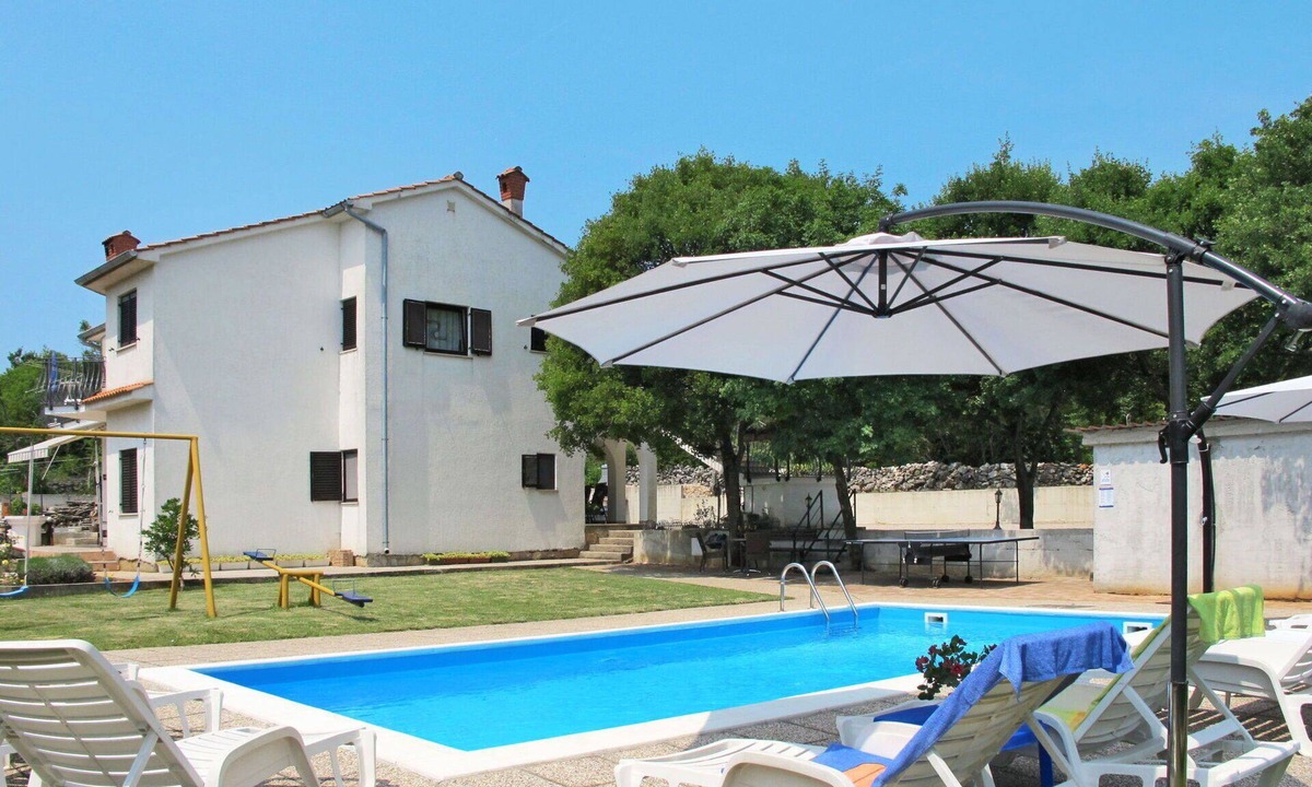 Sveti Vid Dobrinjski Apartment | Lovely apartment for 4 people with pool, WIFI, A/C, TV, patio and pets allowed