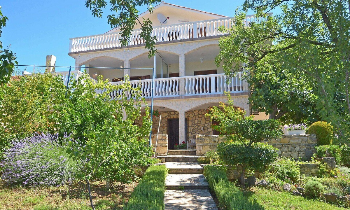 Obrovac Apartment | Lovely apartment for 5 guests with A/C, TV, terrace and parking