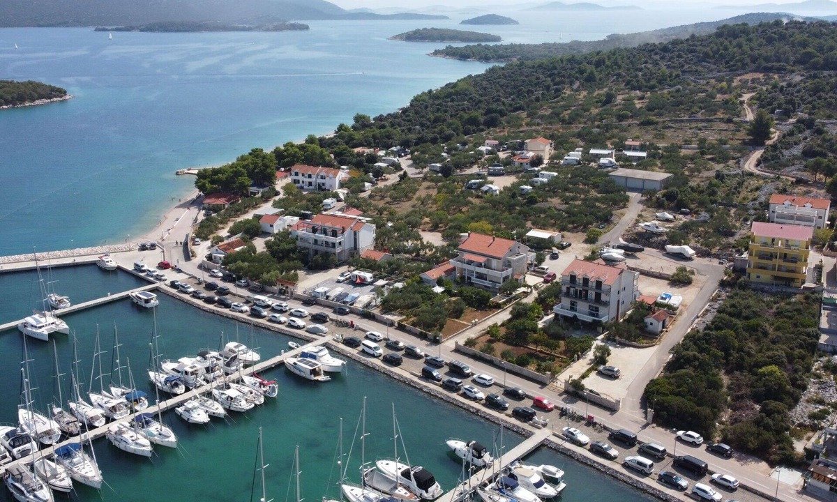 Jezera Apartment | Lovely apartment for 2 guests with A/C, WIFI, TV and terrace