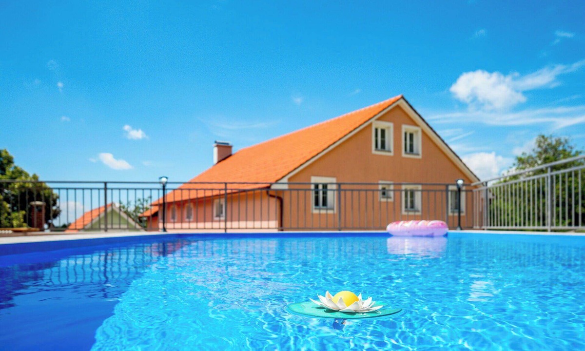 Senj Apartment | Lovely apartment for 4 guests with WIFI, pool, TV, terrace and pets allowed
