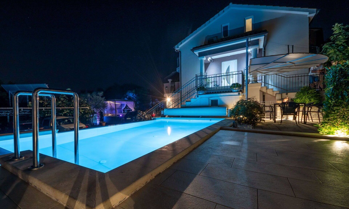 Sarsoni Apartment | Lovely apartment for 4 people with A/C, WIFI, pool, TV, patio and panoramic view
