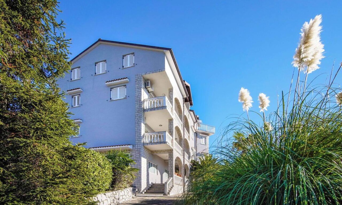 Rubesi Apartment | Lovely apartment for 4 people with A/C, WIFI, pool, TV and balcony