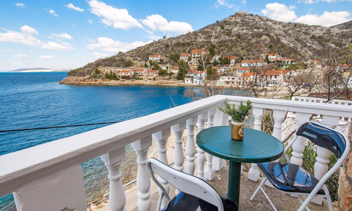 Senj Apartment | Lovely apartment in Starigrad with house sea view