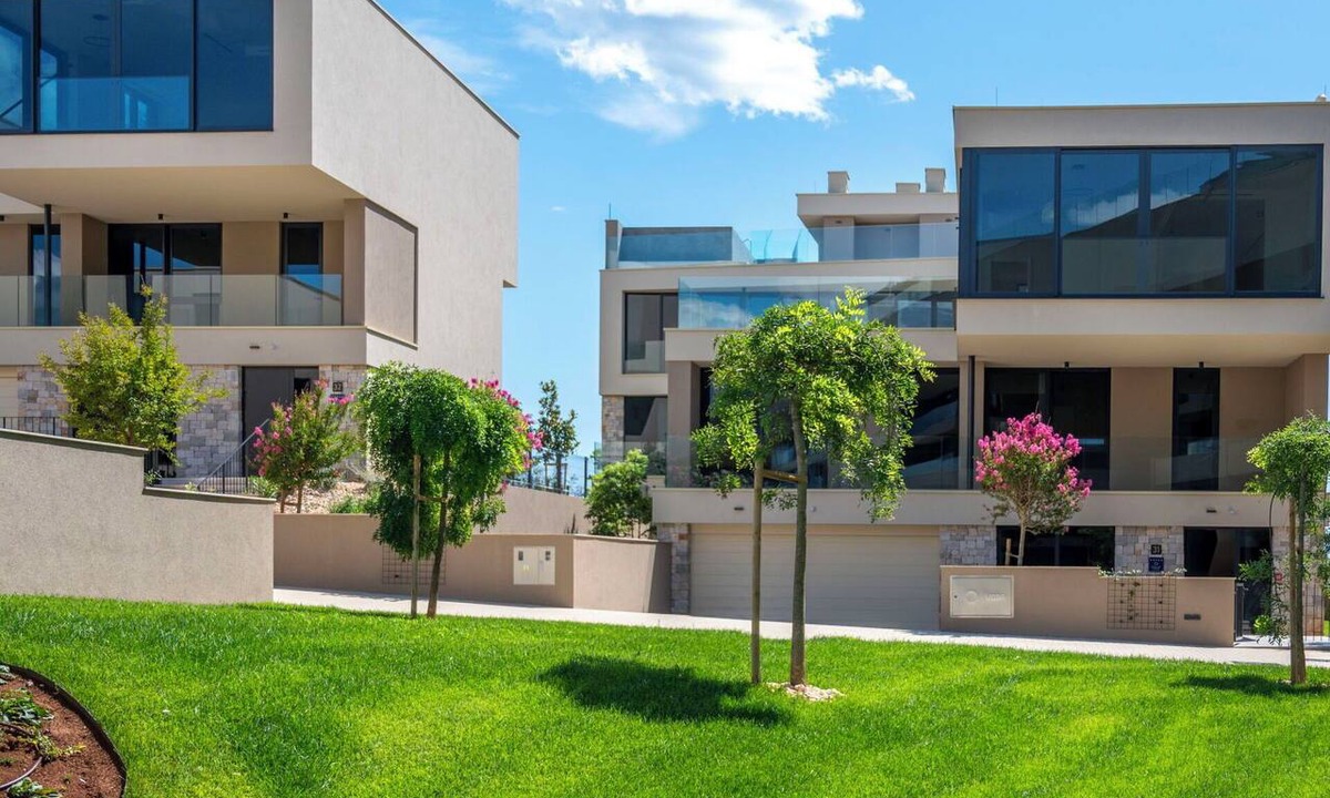 Savudrija House | Lovely apartment in villa for 8 people with WIFI, A/C, hot tub, pool, TV and terrace