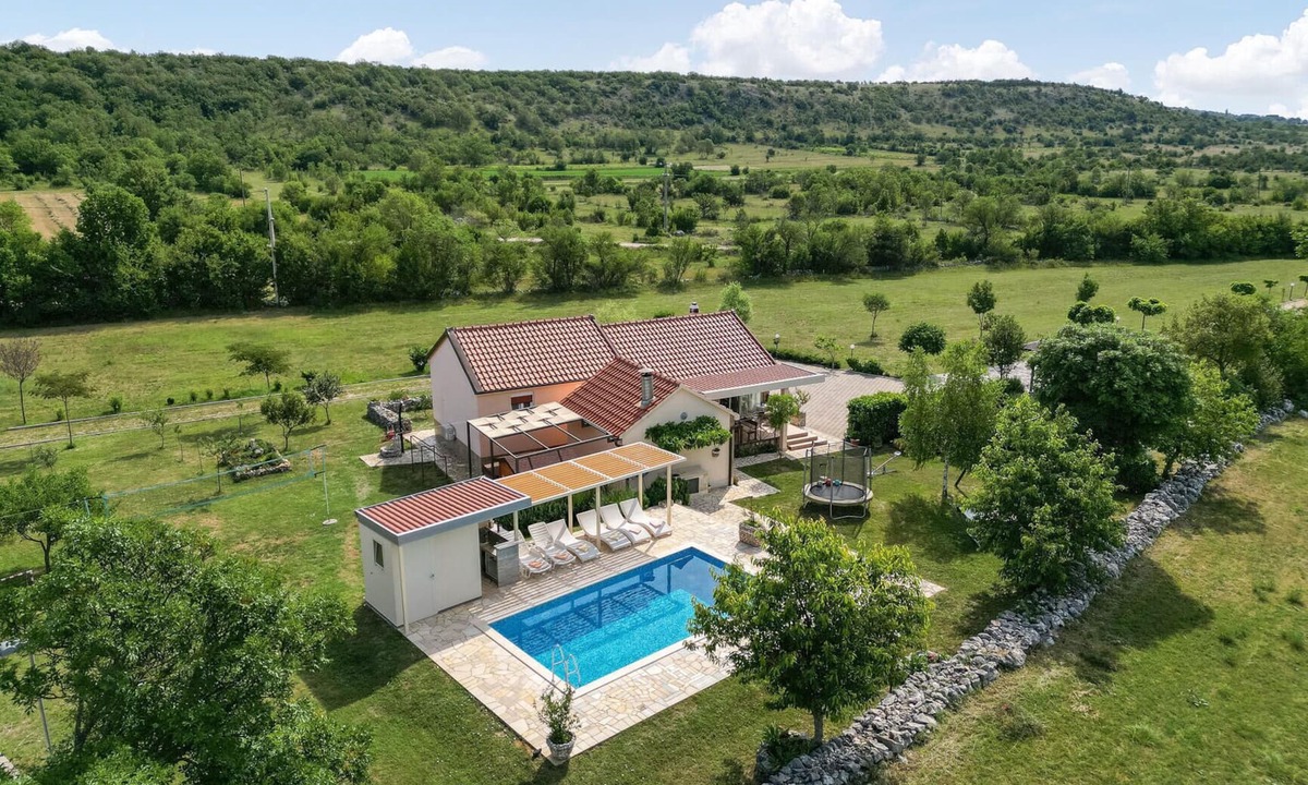 Trilj House | Lovely home in Vojnic Sinjski with sauna