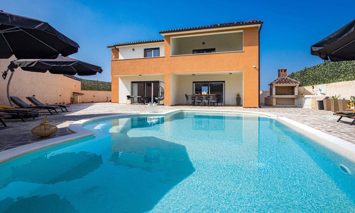 Pula Villa | Luxe villa in Pula with pool and jacuzzi