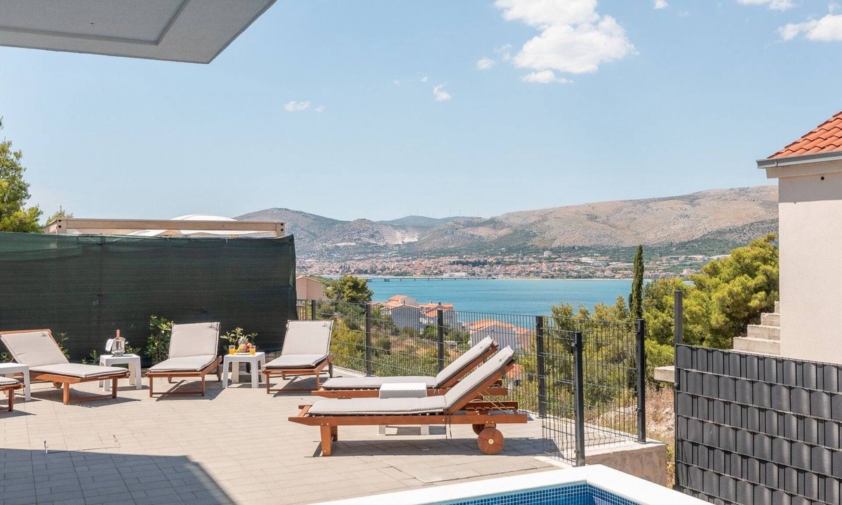 Municipality of Trogir House | Luxuriöse Villa Fantasy mit Meerblick und Pool i by Interhome