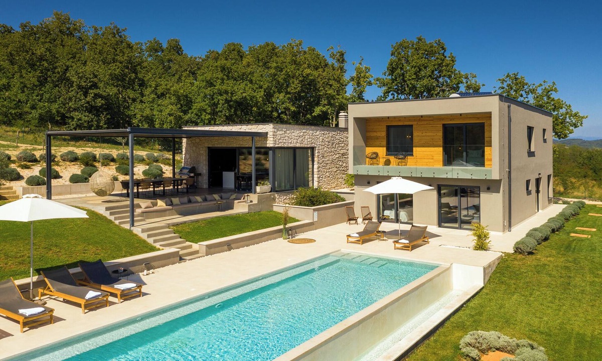 Kircija Villa | Luxury 6BR Villa, Heated Infinity Pool, Playground