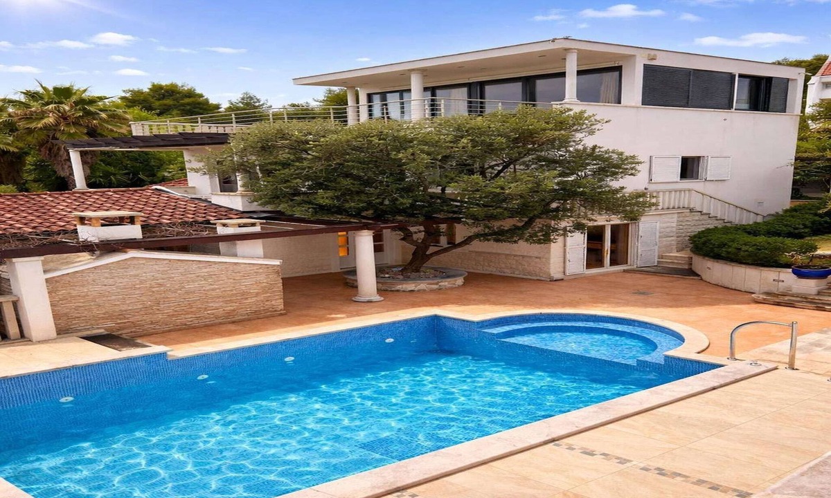 Sutivan House | Luxury Garden Villa 50m from the Beach