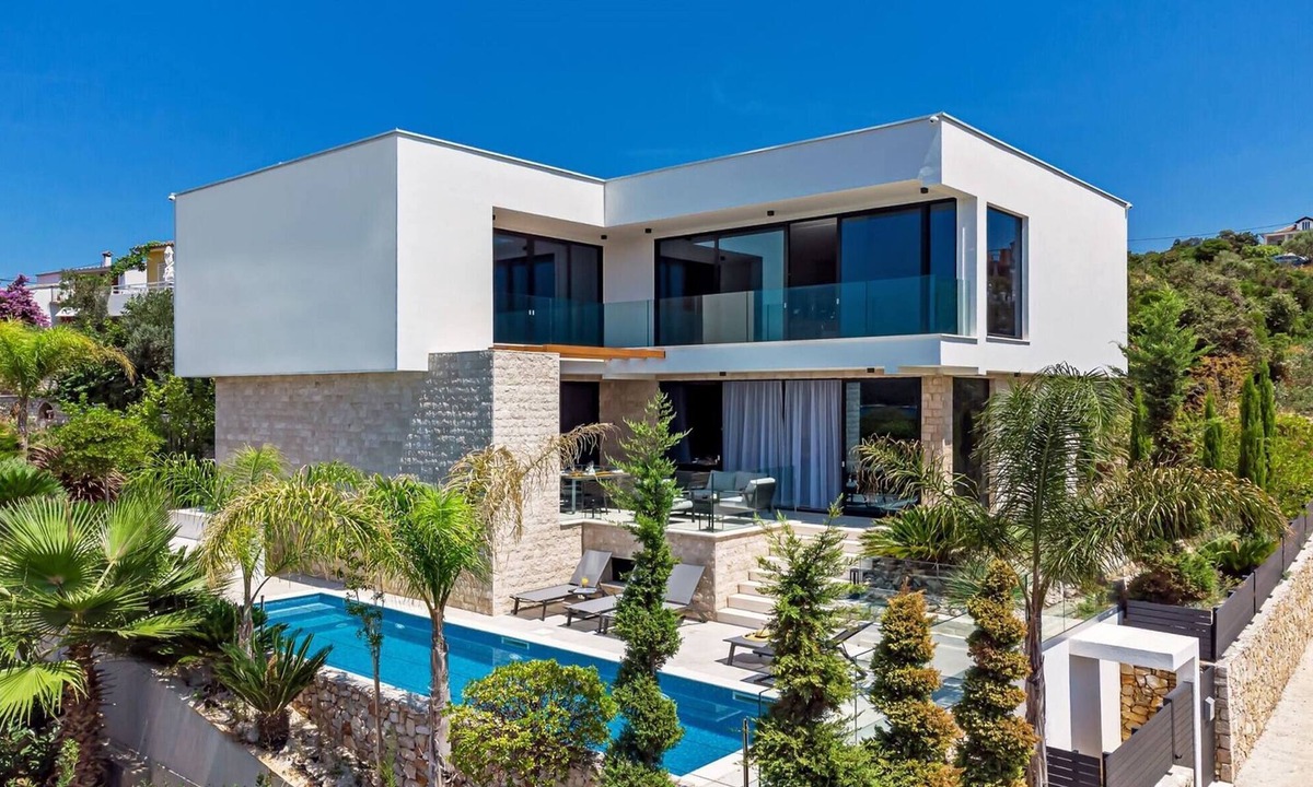Necujam Villa | Luxury Seafront Villa Raquel Solta with Pool, Gym