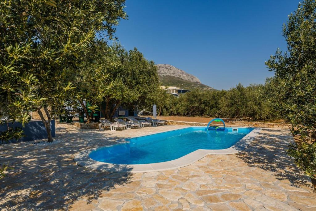 Kastel Sucurac Apartment | Luxury villa complex Pendolino, with heated pool and jacuzzi