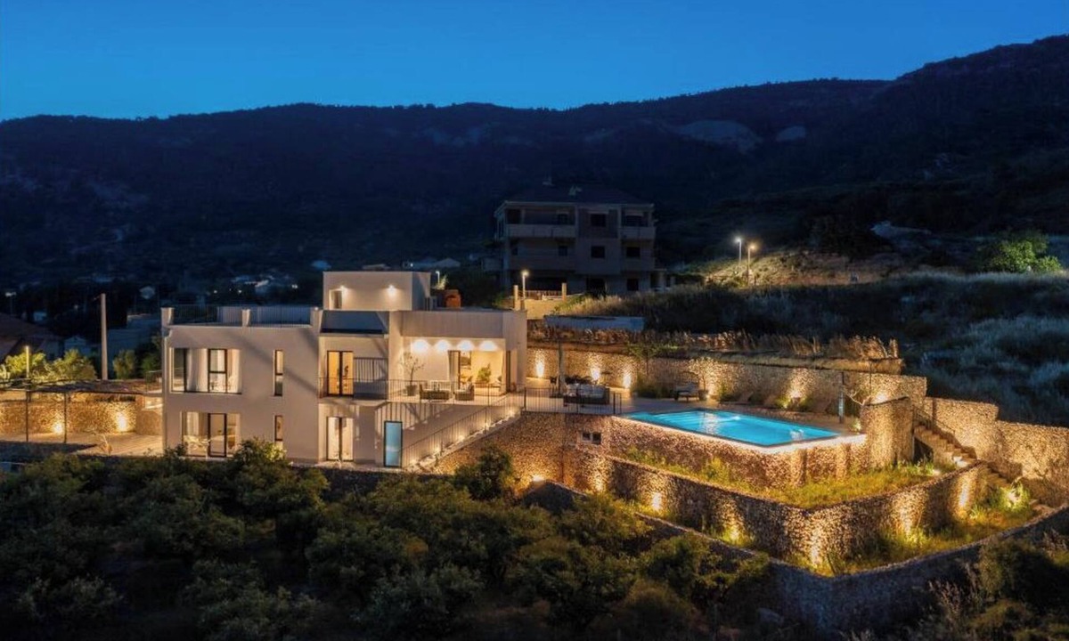 Komiza Villa | Luxury Villa Envivo Komiža with heated pool and professional gym!