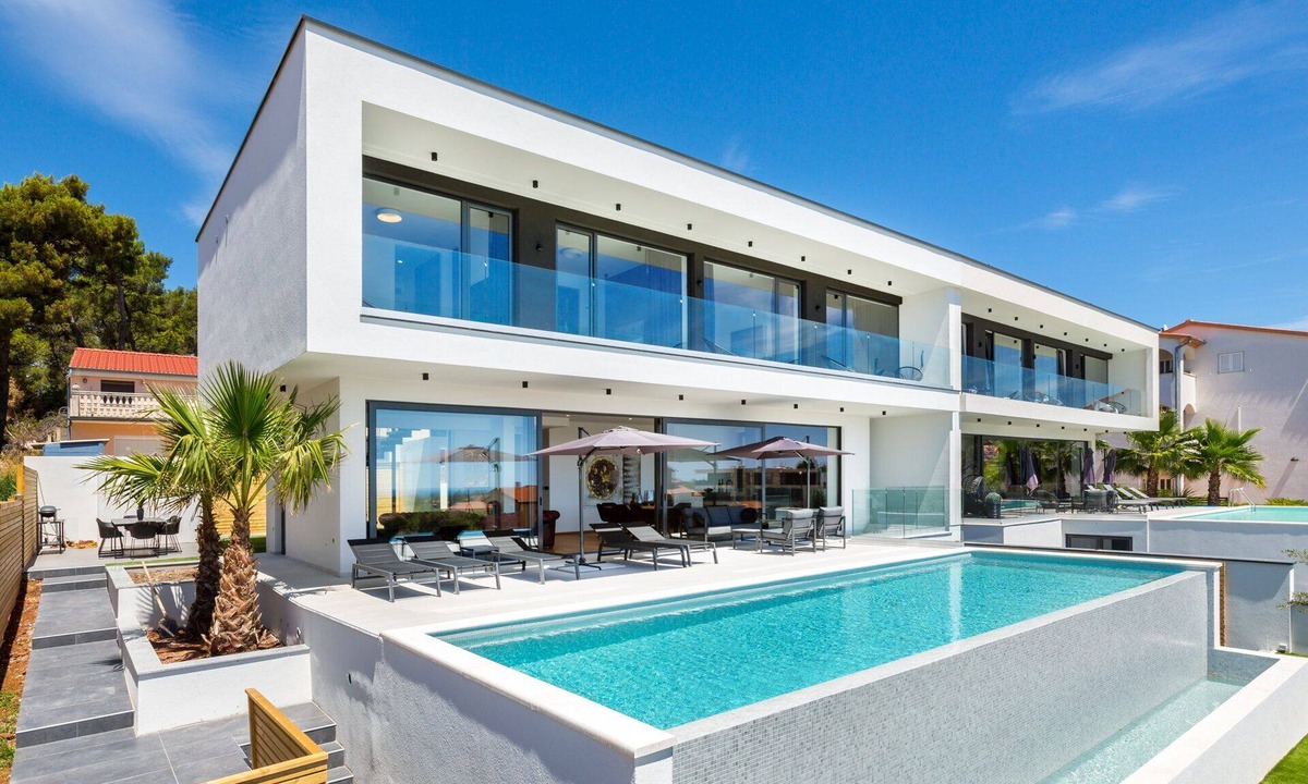 Medulin Villa | Luxury Villa Maroon with Pool