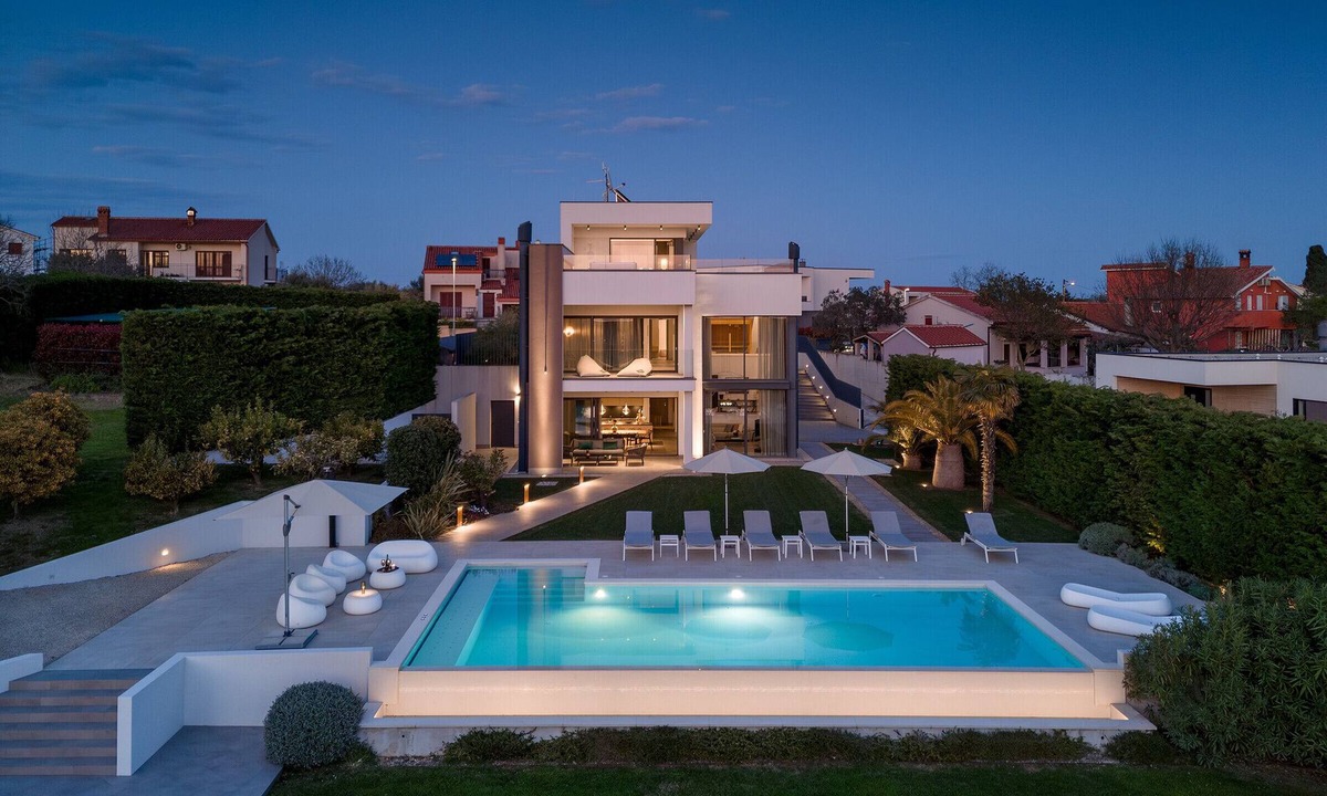 Vintijan Villa | Luxury Villa PS Deluxe in Pula for 8 persons with 60 m2 heated pool, wellness & sea view