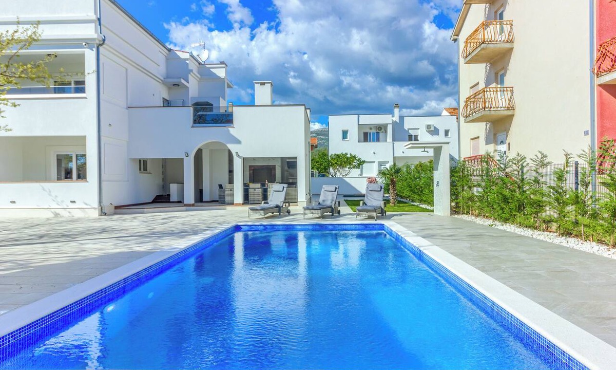 Kastela House | Magical Villa ,between old town; Split - Trogir , with heated pool and jacuzzi.