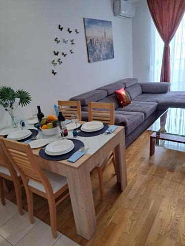 Mejasi Apartment | Mariposa, apartment with balcony, private parking in the garage, Near the biggest shopping center Mall of Split