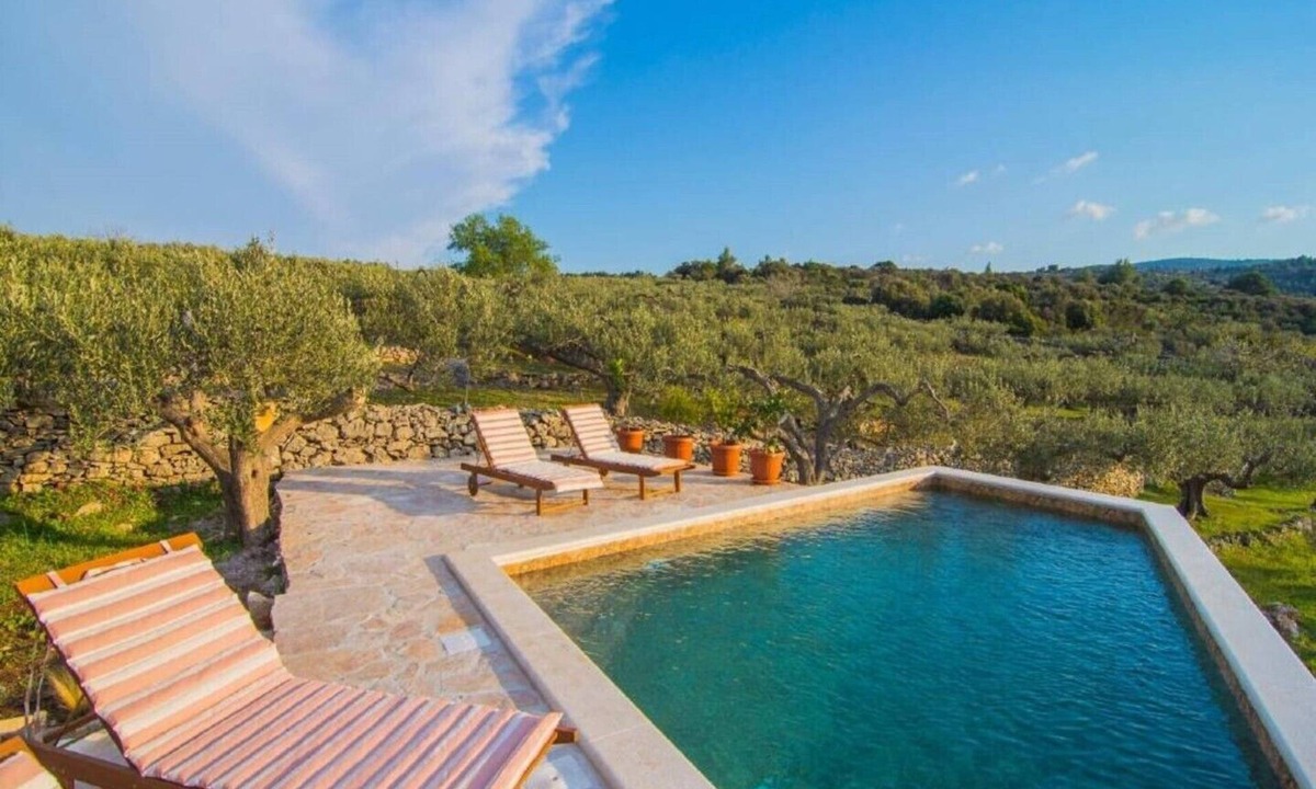 Splitska Villa | Mediterranean Villa With Pool