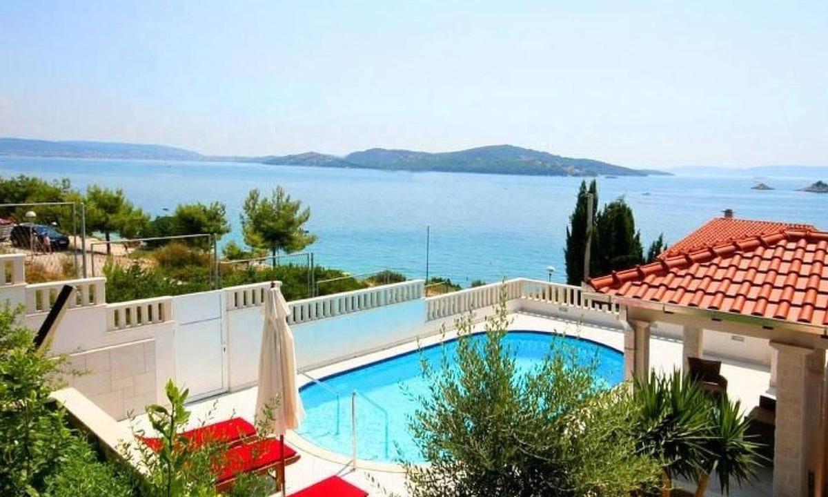 Seget Vranjica House | mit Terrasse, Pool und Strandzugang by Interhome