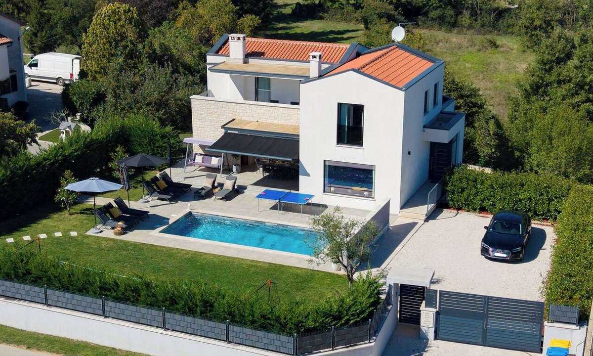 Tinjan Villa | Modern 300m² Villa King Beds & Leisure Zone