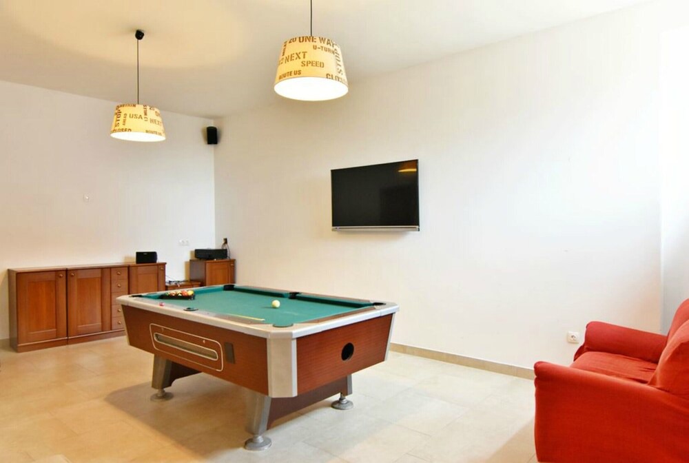 Tar Apartment | Modern air-conditioned apartment Tar-Poreč FIORELA1 pool Wi-fi game room