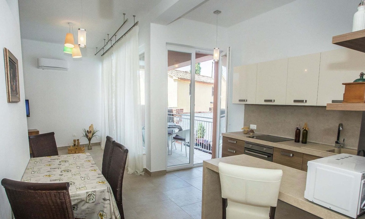 Tar Other | Modern apartment Noa IV in Villa Valtrazza with pool for 4 - 6 persons