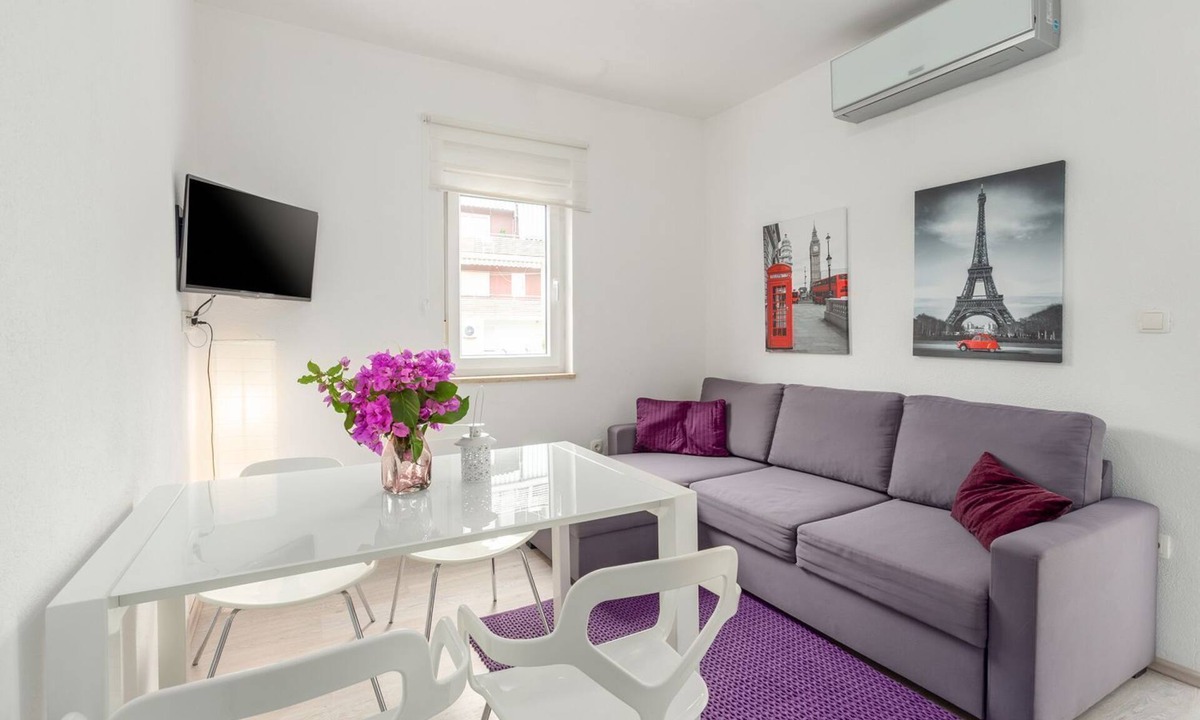 Brulo Apartment | Modern flat just 300 metres from the beach with terrace, private parking, WiFi