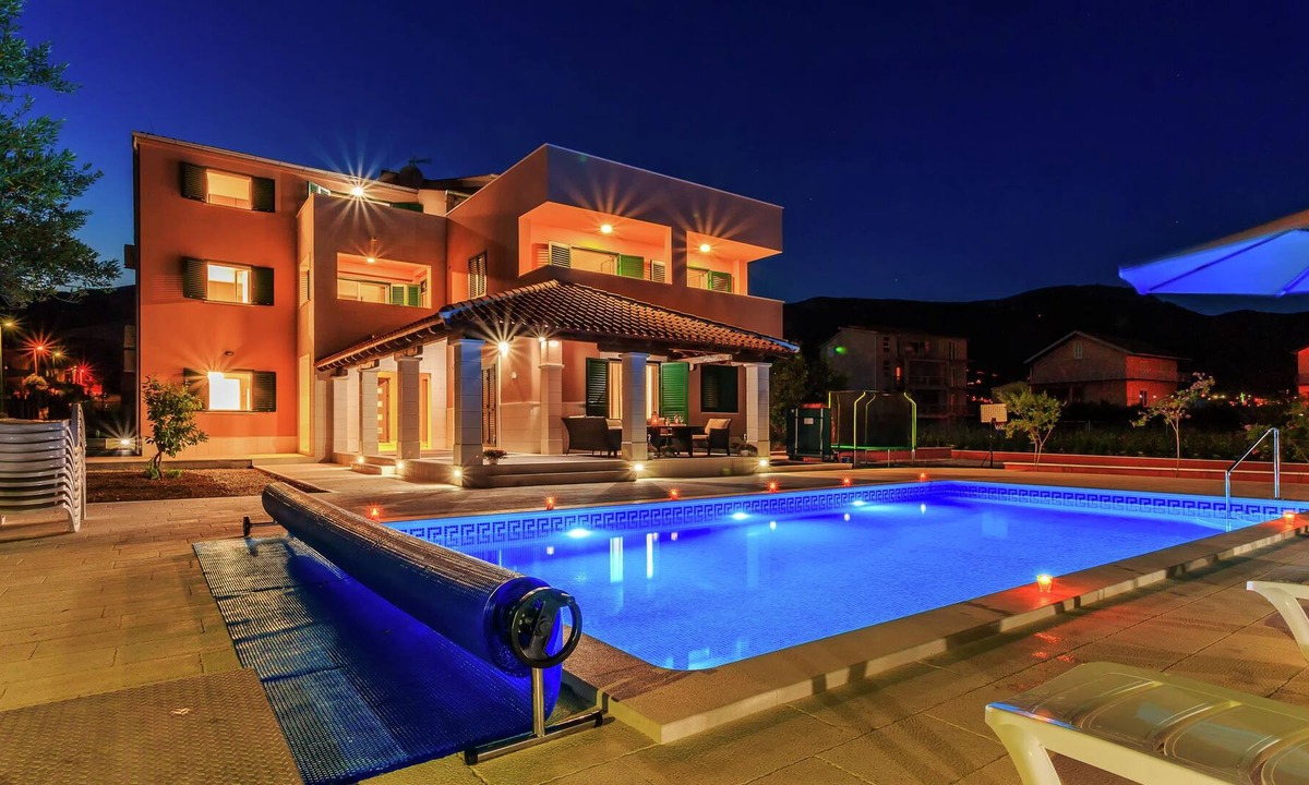Rudine Apartment | Modern Villa in Kaštel Novi with Pool
