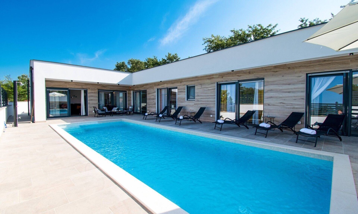 Bicici Villa | Modern villa with pool and garden near Pula