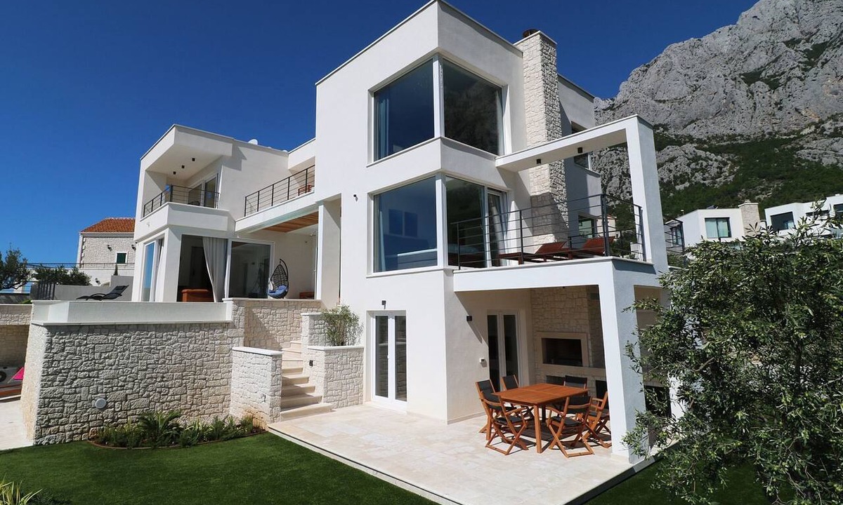 Veliko Brdo House | Moderne Villa mit Infinity-Pool im Bergdorf Veliko Brdo by Interhome