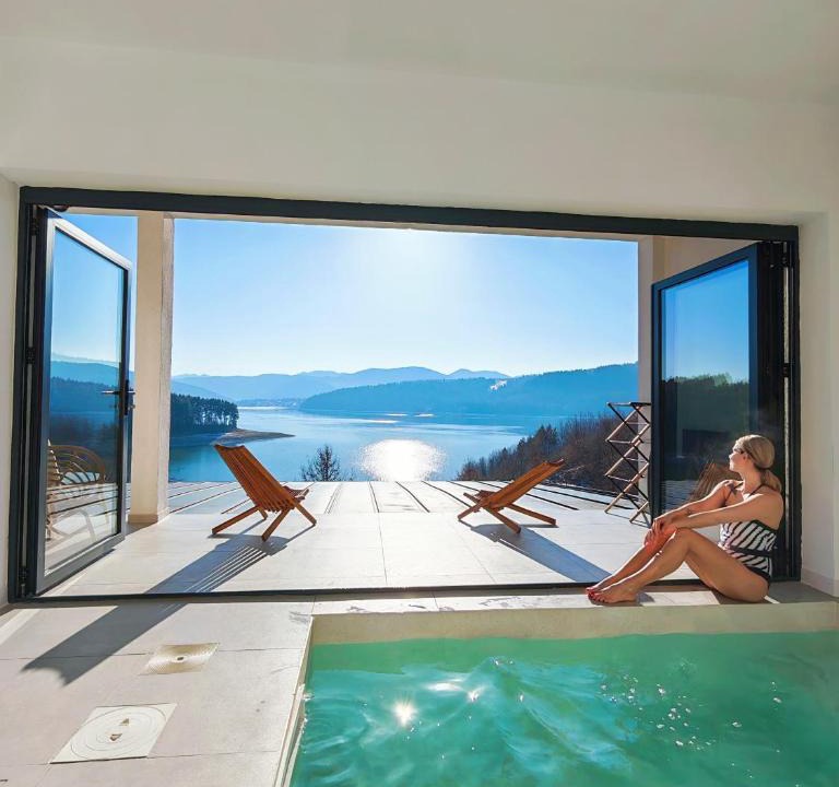 Hangu House | Moon Lake Bicaz - Aurora Sky
