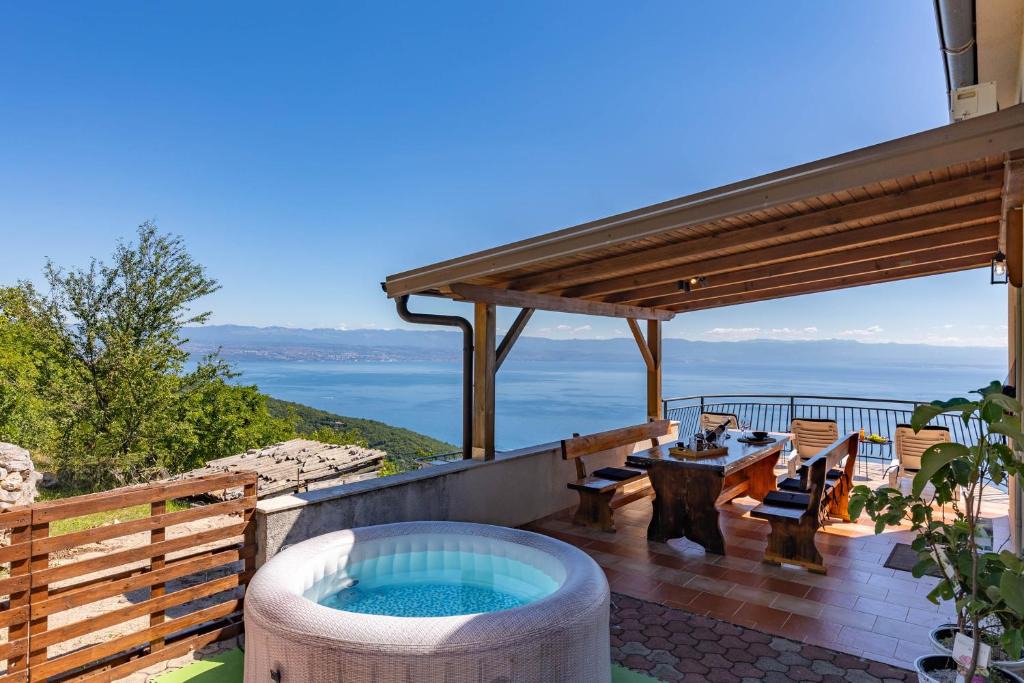 Mosenice Apartment | Mystic Place Suite with Jacuzzi and Sea View - Happy Rentals
