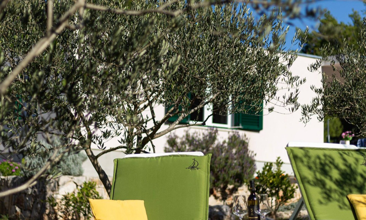 Cove Osibova (Milna) House | Near the Osibova beach, peaceful 2BDR vacation house with big terrace and yard