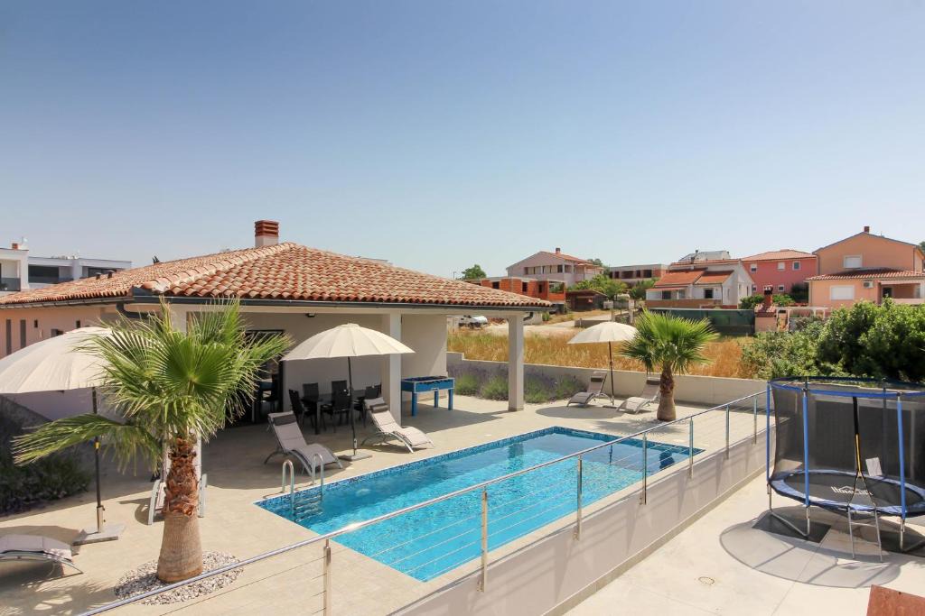 Sikici Villa | New modern villa Riz with private pool near the town center and beach by WiiBuk